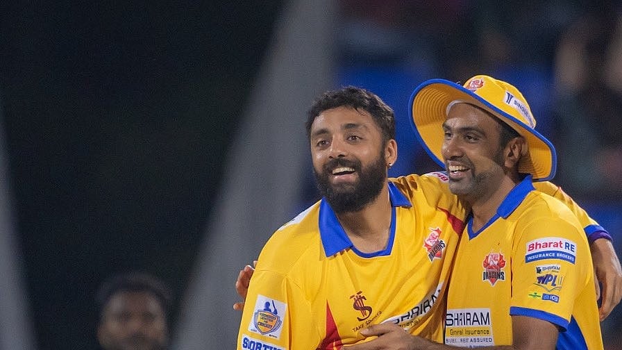 Photo: X | Dindigul Dragons : Dindigul Dragons captain Ravichandran Ashwin (R) with Varun Chakravarthy in the TNPL 2025.