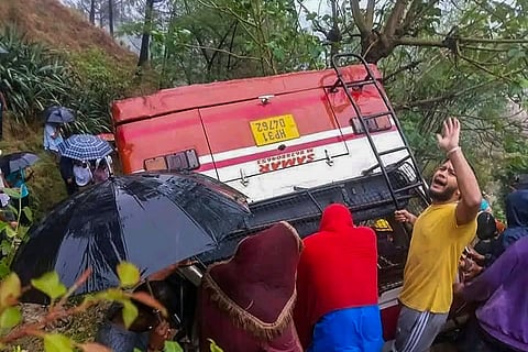 Bus falls into gorge in HP's Mandi