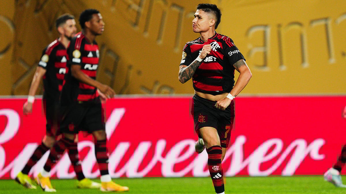 | Photo: AP/Derik Hamilton : Flamengo Luiz Araujo celebrates after scoring his team's second goal during the Club World Cup group D soccer match between Flamengo and ES Tunisie, in Philadelphia, Monday, June 16, 2025.