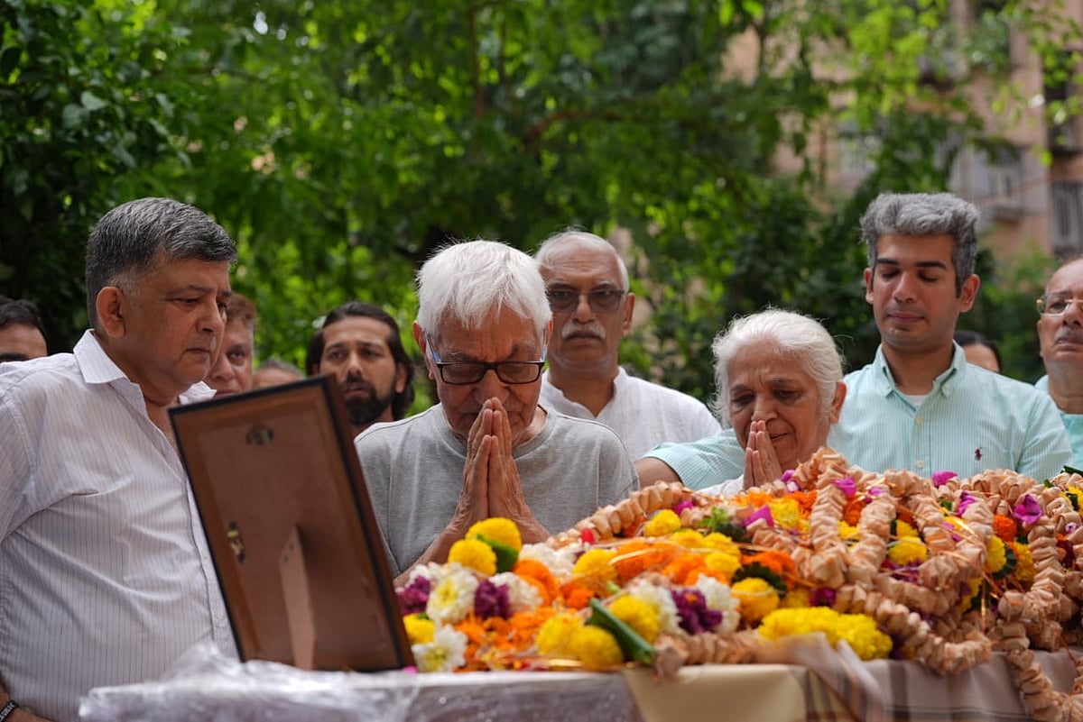 Dinesh Parab/Outlook
 : Grieving family bids final respect to the pilot son 