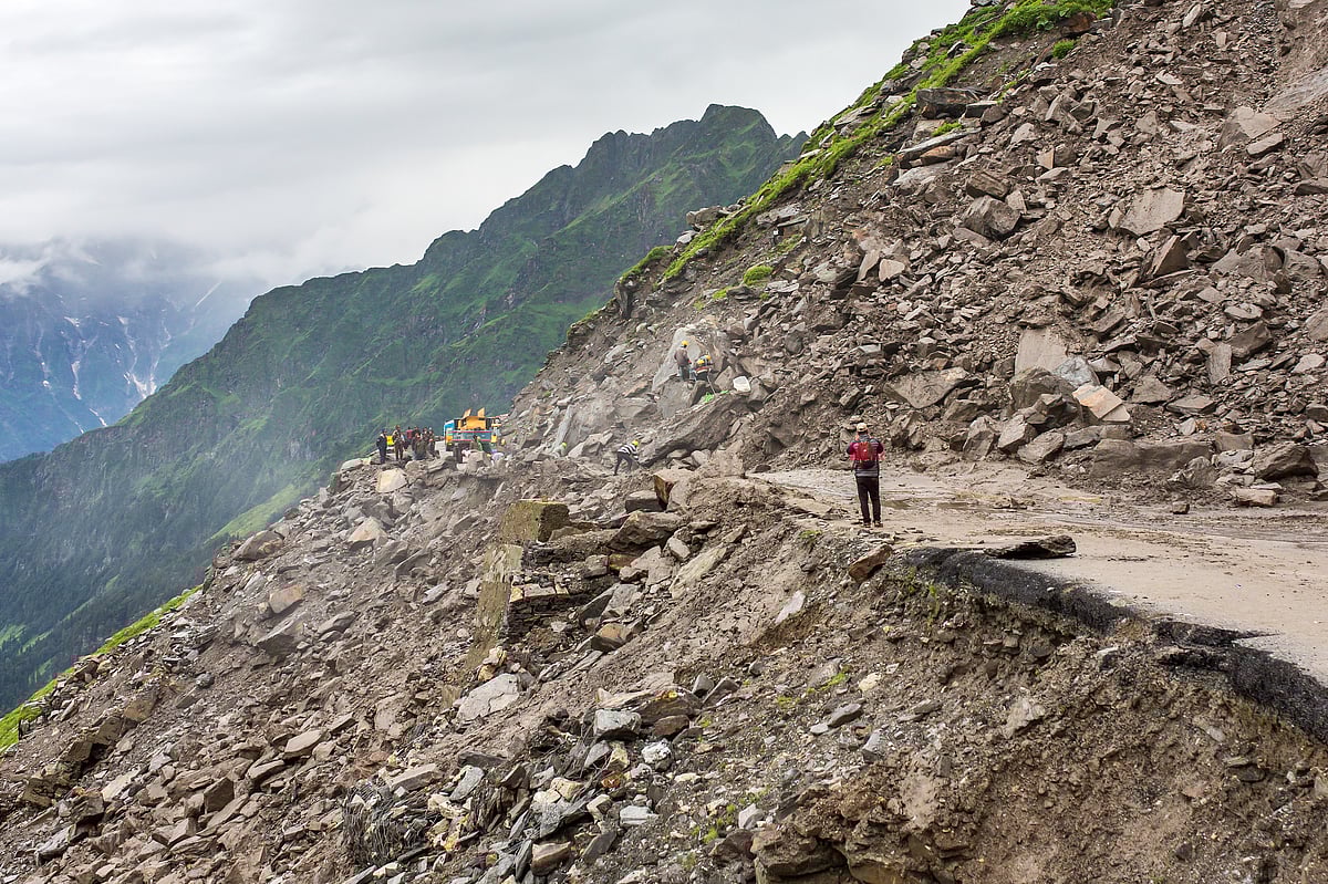 Shutterstock : Landslide on the Manali - Leh Highway at the Rohtang pass area, Himachal Pradesh, India.