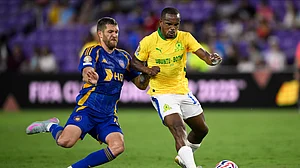 AP Photo/Phelan M. Ebenhack : Mamelodi Sundowns' Iqraam Rayners knocks the ball from Ulsan HD's Mi_osz Trojak during the Club World Cup group F soccer match between Ulsan HD and Mamelodi Sundowns in Orlando.