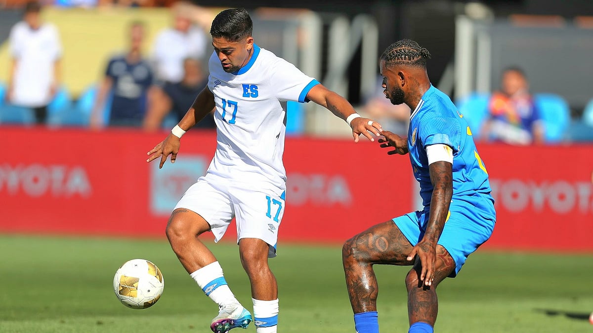 | Photo: X/La Selecta : Curacao vs El Salvador, Concacaf Gold Cup 2025: Jairo Henriquez in action against Jearl Margaritha.