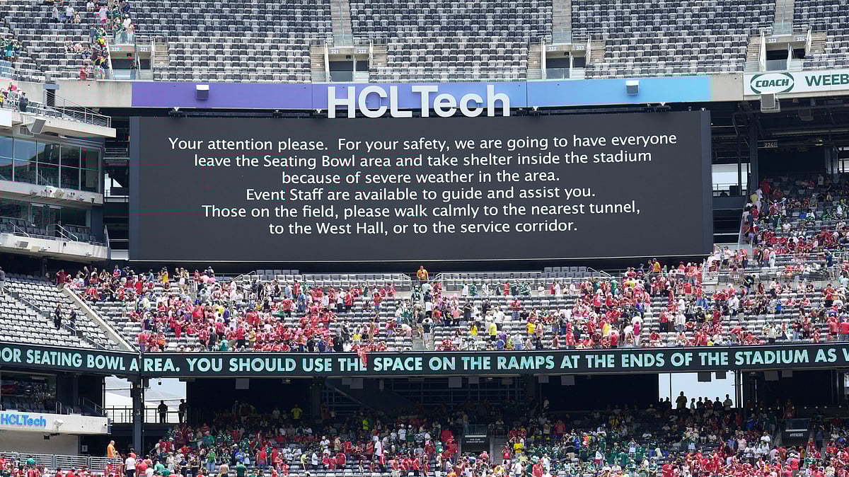 (AP Photo/Seth Wenig) : Scoreboard announces the game is suspended because of the heat during the Club World Cup group A soccer match between Palmeiras and Al Ahly in East Rutherford, N.J., Thursday, June 19, 2025.