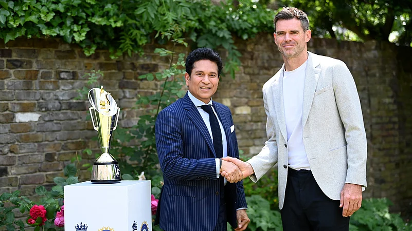 India vs England: Sachin Tendulkar and James Anderson with the Anderson-Tendulkar Trophy