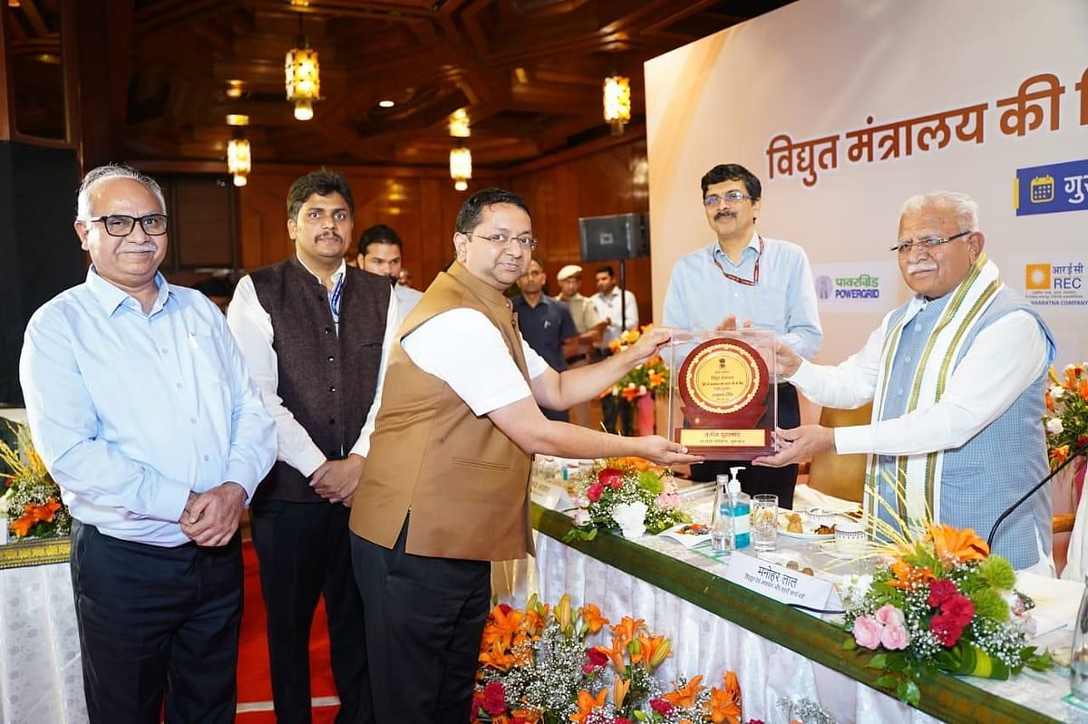 Award was received by REC CMD Shri Jitendra Srivastava and Executive Director (Official Language) Shri R P Vaishnaw from the Hon’ble Minister of Power and Housing and Urban Affairs Shri Manohar Lal. 