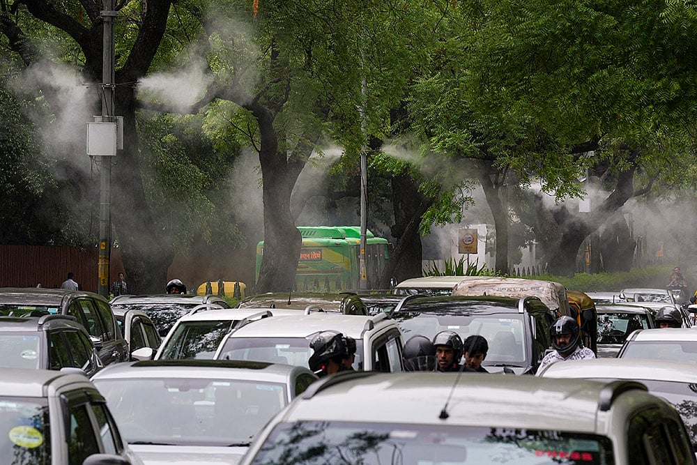 | Photo: PTI/Kamal Singh : Mist sprayers at Lodhi Road in Delhi
