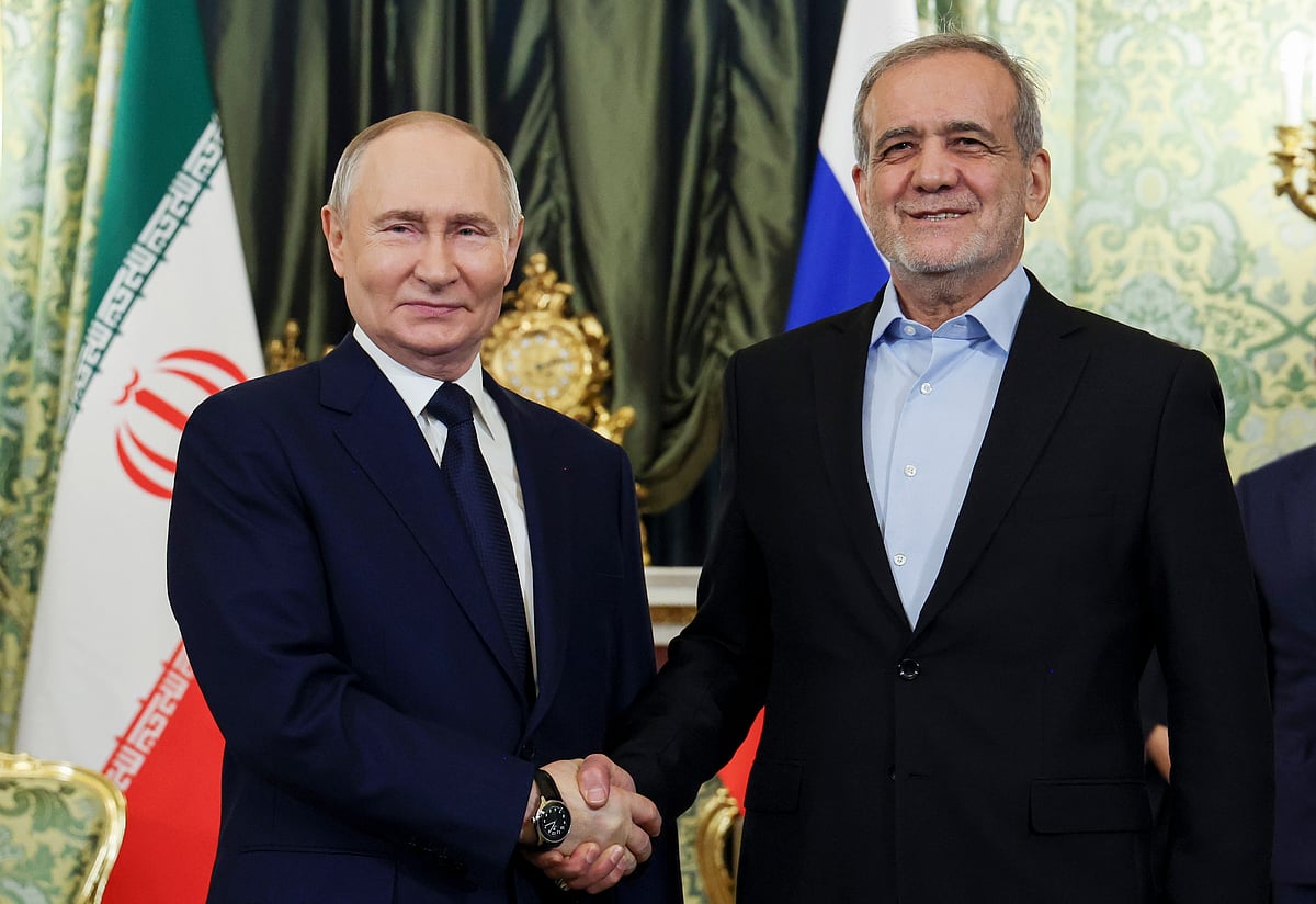 Russian President Vladimir Putin, left, and Iranian President Masoud Pezeshkian pose for a photo during their meeting at the Kremlin in Moscow, Russia, on Jan. 17, 2025 - Vyacheslav Prokofyev