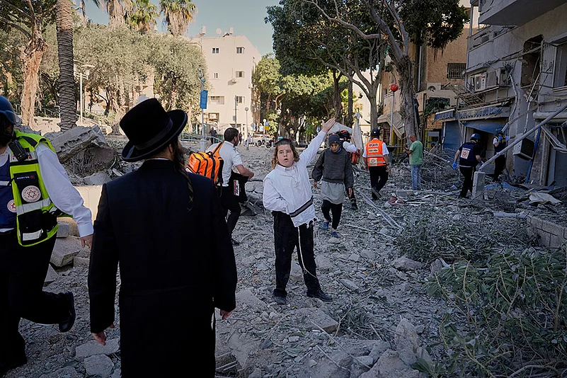 Israel Iran Mideast Wars; Iran missile strikes in Tel Aviv_12