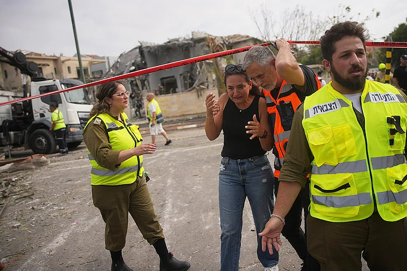 Israel Iran Mideast Wars; Iran missile strikes in Tel Aviv_11