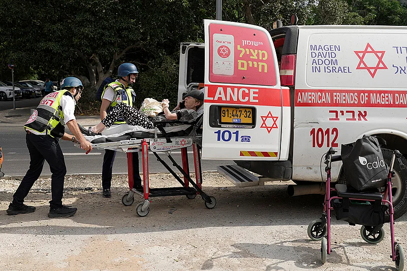 Israel Iran Mideast Wars; Iran missile strikes in Tel Aviv_7