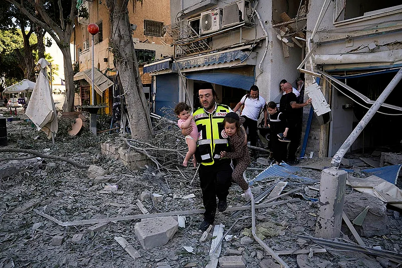 Israel Iran Mideast Wars; Iran missile strikes in Tel Aviv_6