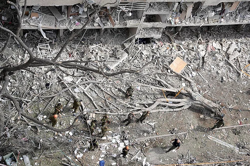 Israel Iran Mideast Wars; Iran missile strikes in Tel Aviv_2