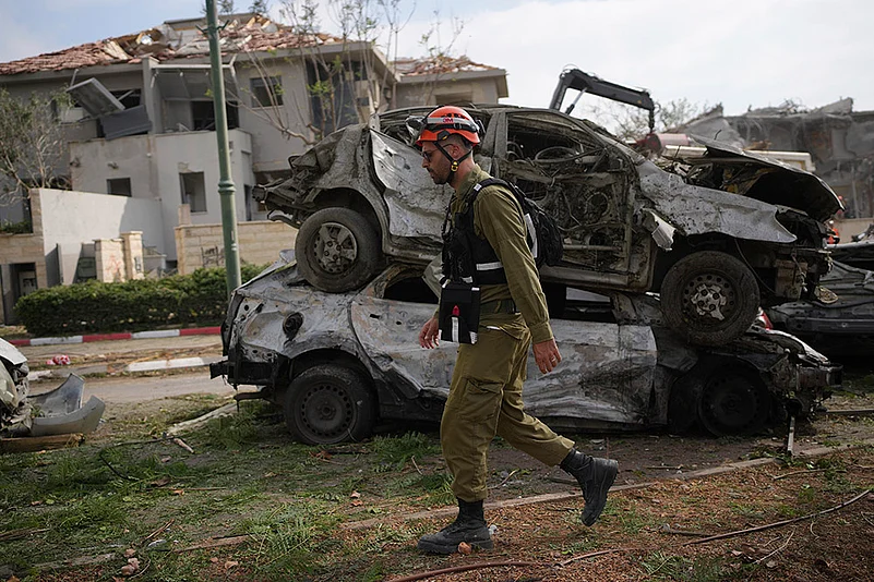Israel Iran Mideast Wars; Iran missile strikes in Tel Aviv_10