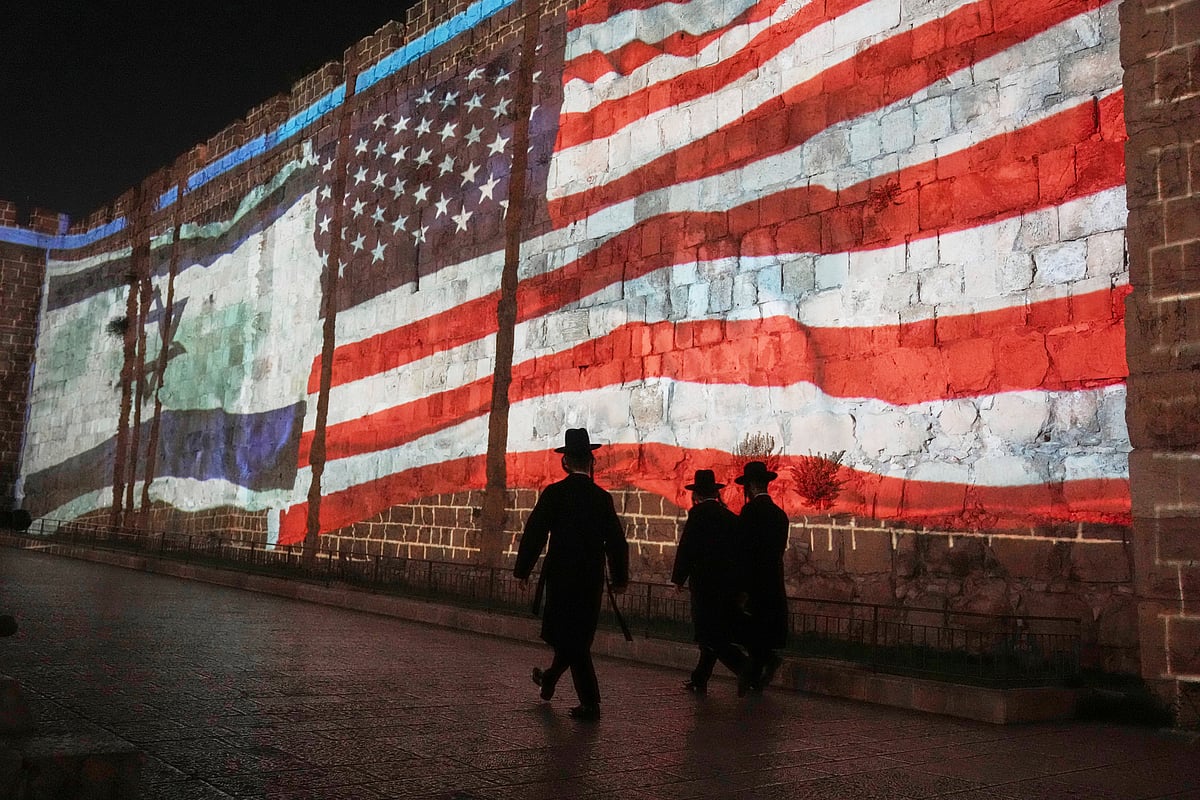 AP : Srinagar Police detains two people for hoisting US, Israeli flags