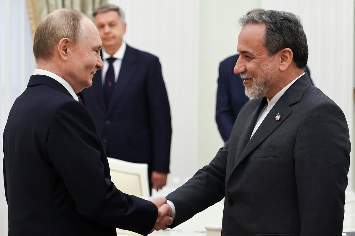Russian President Vladimir Putin (L) with Iran’s Foreign Minister Abbas Araghchi 