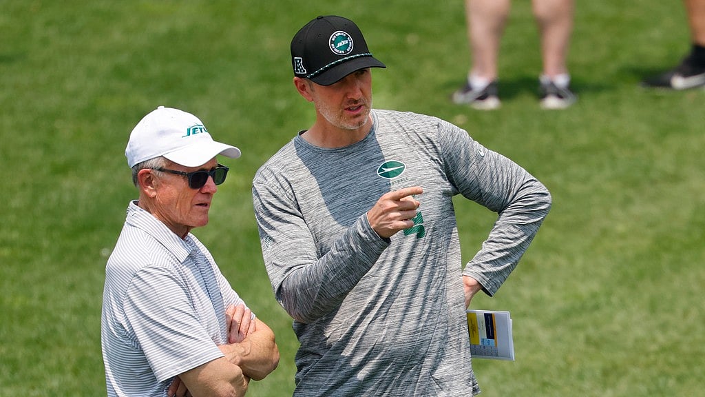AP/Noah K. Murray : New York Jets owner Woody Johnson, left, and general manager Darren Mougey, right, during practice at NFL football minicamp, Wednesday, June 11, 2025, in Florham Park,N.J.