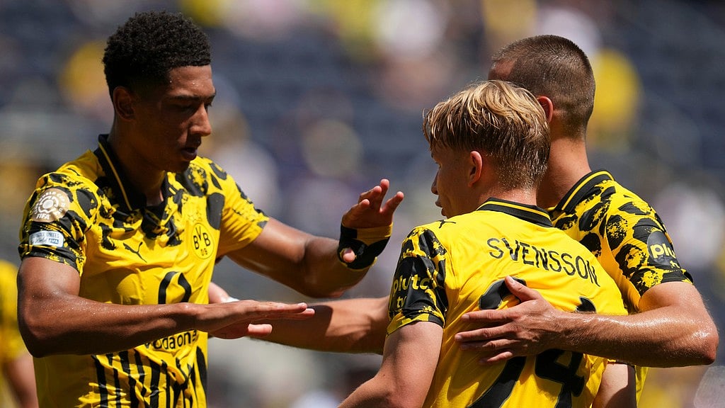 Photo: AP : Borussia Dortmund's Daniel Svensson, foreground, with teammates celebrates after scoring his side's opening goal during the FIFA Club World Cup Group F match against Ulsan HD in Cincinnati.