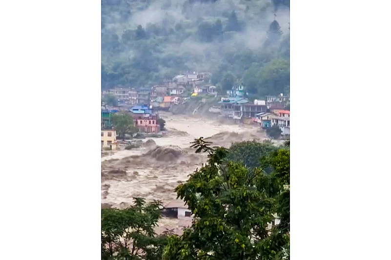 Himachal Pradesh Weather; Flash floods after cloudburst in Sainj vally of Kullu_ swollen river
