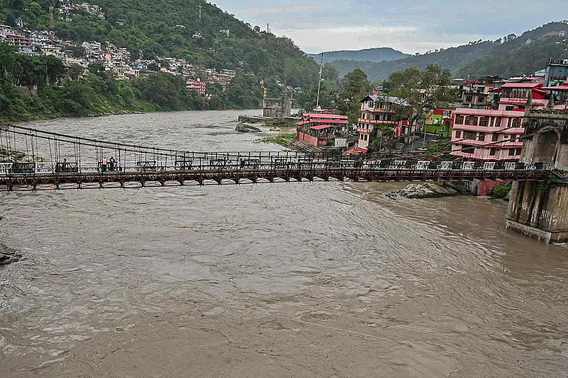 Himachal Pradesh Weather; Flash floods after cloudburst in Sainj vally of Kullu_Beas river