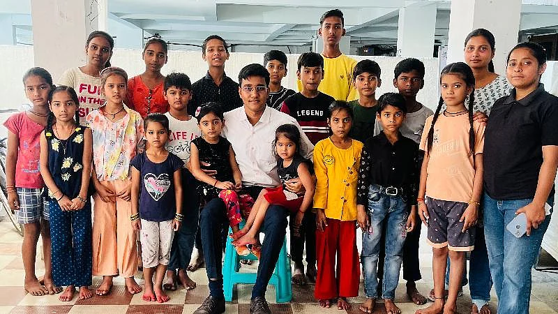 Vipul Jain with the group of children