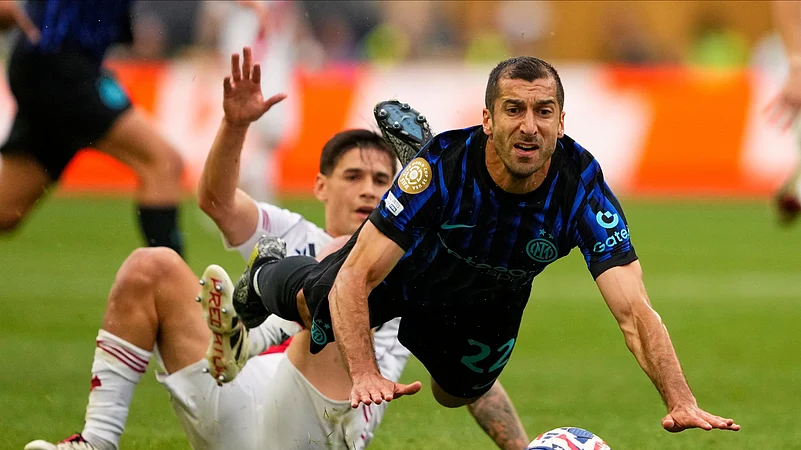 River Plates Lucas Martinez Quarta tackles Inter Milans Henrikh Mkhitaryan. AP