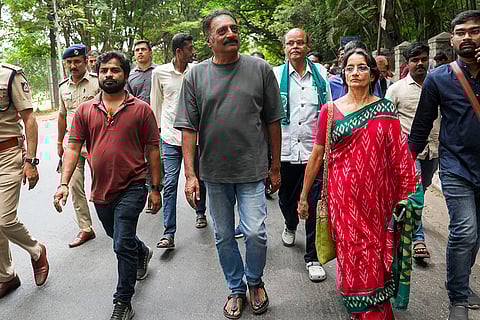 Prakash Raj supports farmers on land issue