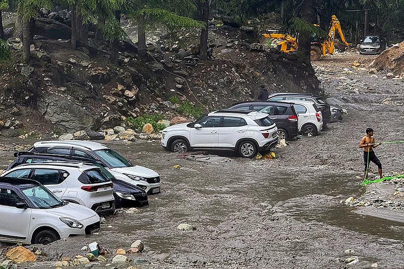 Himachal Weather; Flash floods after cloudburst in Sainj vally of Kullu_Stranded tourist vehicles