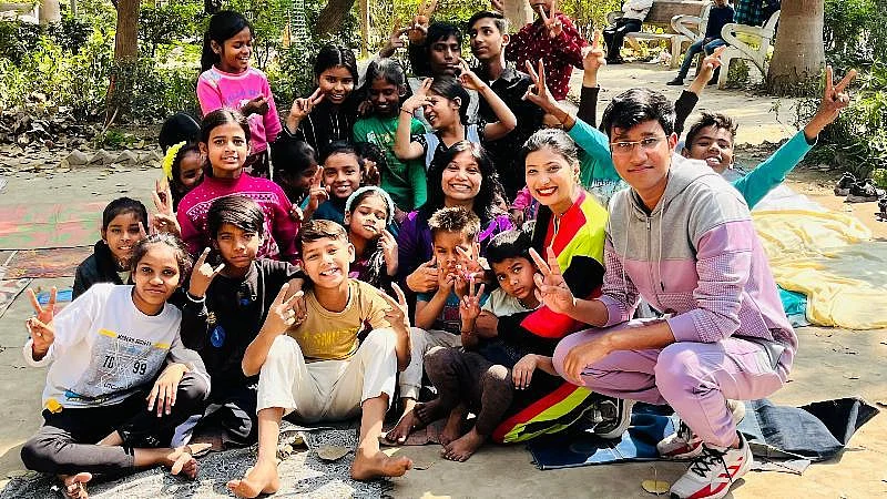 Vipul Jain with the group of children