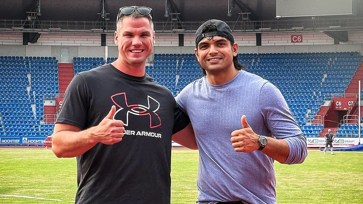 X/nc_classic : Neeraj Chopra posing alongside Martin Konecny.