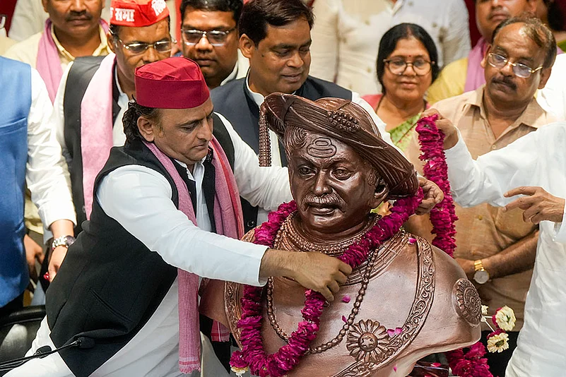 Akhilesh Yadav pays tribute to Chhatrapati Shahu Maharaj