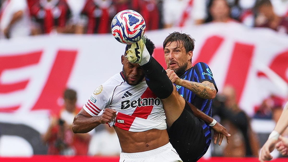 AP Photo/Ryan Sun : Inter Milan's Francesco Acerbi kicks at the ball as River Plate's Miguel Borja, left, reacts during the Club World Cup Group E football match between Inter Milan and River Plate in Seattle.