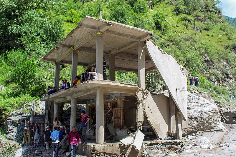 Himachal Pradesh Weather; Flash floods after cloudburst in Sainj vally of Kullu_5
