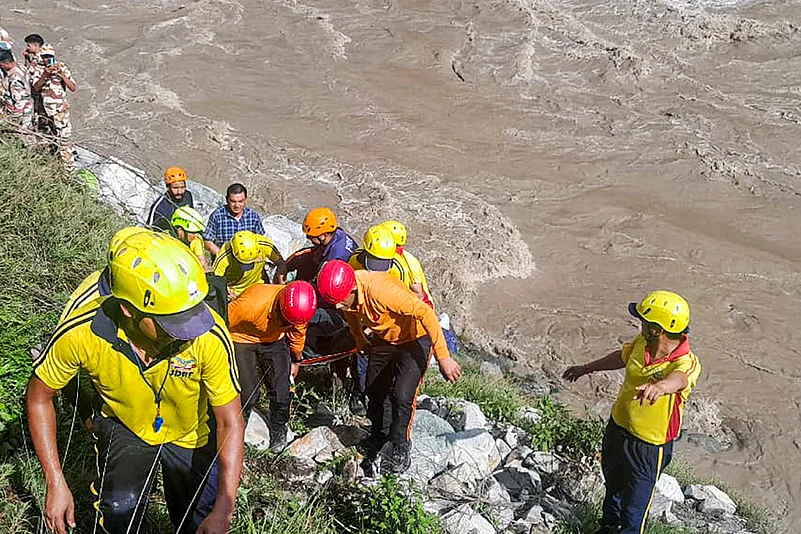 Tempo traveller falls in Alaknanda river