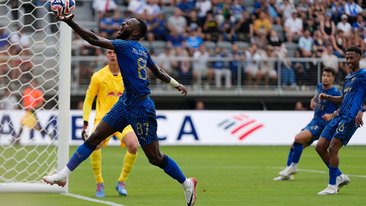| Photo: AP/Julia Demaree Nikhinson : Al-Hilal vs Pachuca, FIFA Club World Cup 2025: Hassan Al-Tombakti grabs the ball and reacts after missing a chance during the Club World Cup Group H soccer match between Salzburg and Al Hilal in Washington, Sunday, June 22, 2025.