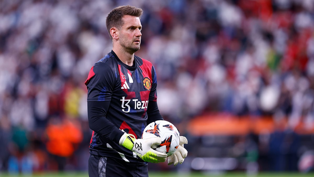 Tom Heaton is staying put at Old Trafford.
