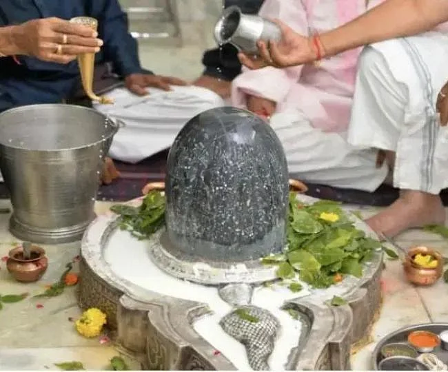 Devotees are performing Rudra Abhishek ritual