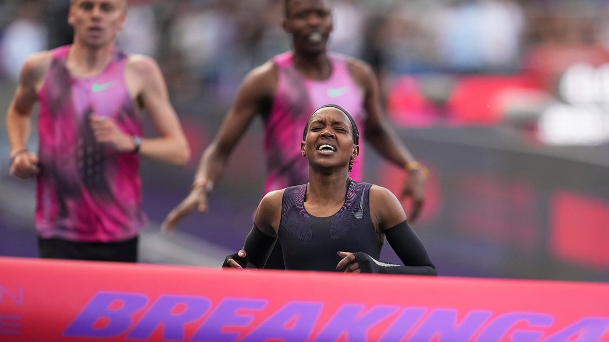 (AP Photo/Christophe Ena) : Faith Kipyegon, from Kenya, approaches the finish line in her attempt to become the first woman to run a mile in under four minutes, at Stade Charlety in Paris, Thursday, June 26, 2025.