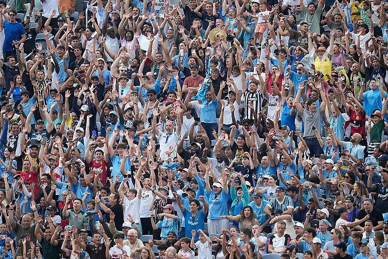 FIFA Club World Cup Group G match Juventus vs Manchester City_Fans do a wave