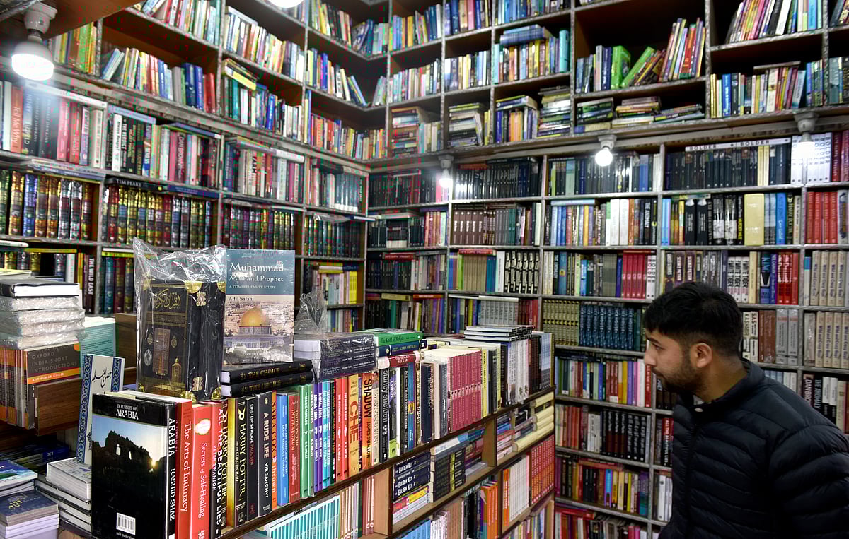 Yasir Iqbal / Outlook : Bestseller bookshop in Srinagar's Lal Chowk area.