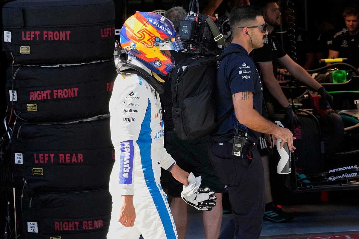 (AP Photo/Darko Bandic pool, Pool)

 : Williams driver Carlos Sainz of Spain walks through the pit lane after he failed to qupass into the next round of the qualifying at the Red Bull Ring racetrack, ahead of the Austrian Formula One Grand Prix in Spielberg, Austria, Saturday, June 28, 2025. 
