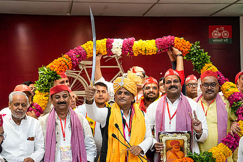 Akhilesh Yadav welcomed by party workers in LKO