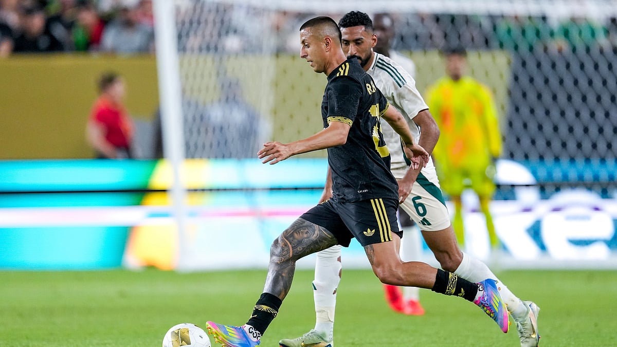 | Photo: AP/Samantha Chow : Mexico vs Saudi Arabia, Concacaf Gold Cup 2025: Roberto Alvarado dribbles the ball past Saudi Arabia midfielder Ali Alhassan during a CONCACAF Gold Cup quarterfinal soccer match, Saturday, June 28, 2025, in Glendale, Ariz.