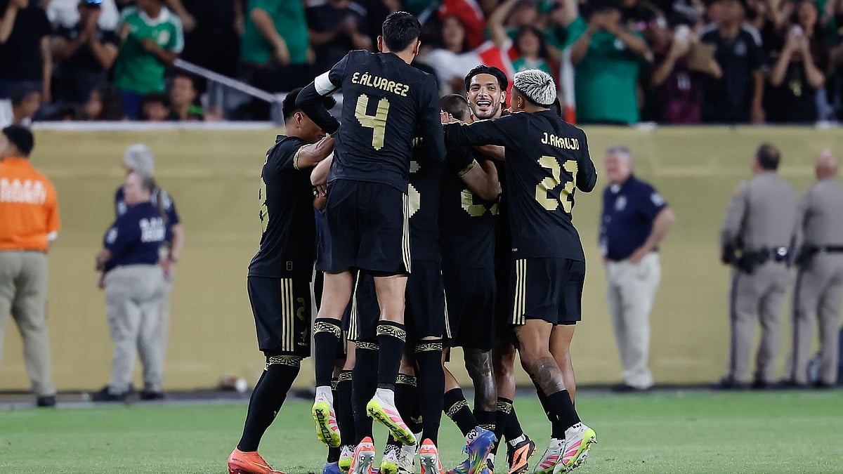 Mexico celebrate against Saudi Arabia