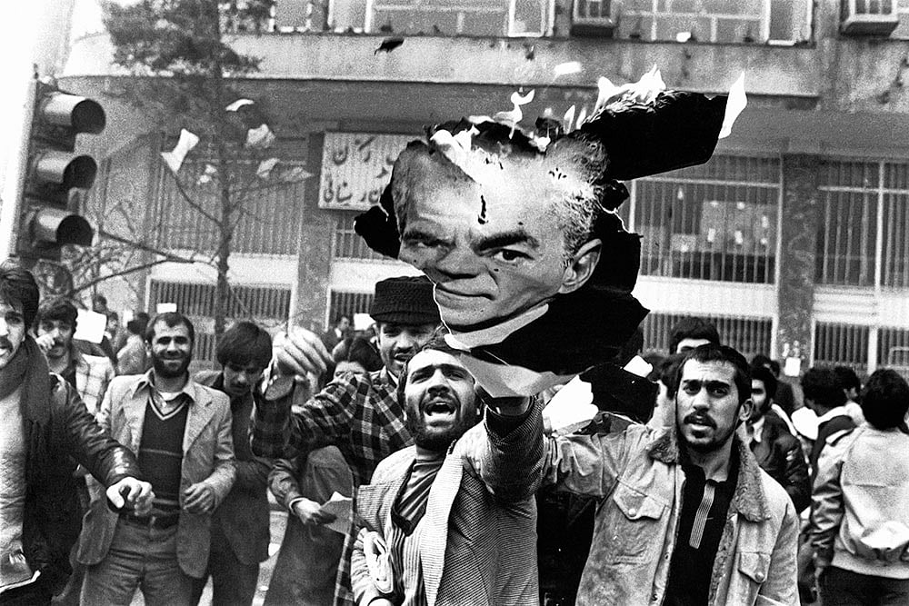 | Photo: Getty Images : Troubled Past: Revolutionaries burning a portrait of Shah Mohammad Reza Pahlavi in Tehran during the Iranian Revolution in February 1978