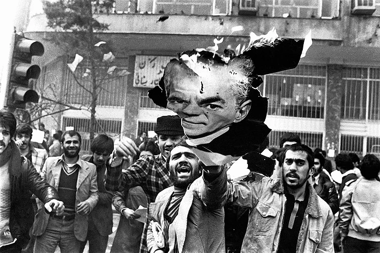 Troubled Past: Revolutionaries burning a portrait of Shah Mohammad Reza Pahlavi in Tehran during the Iranian Revolution in February 1978 - | Photo: Getty Images