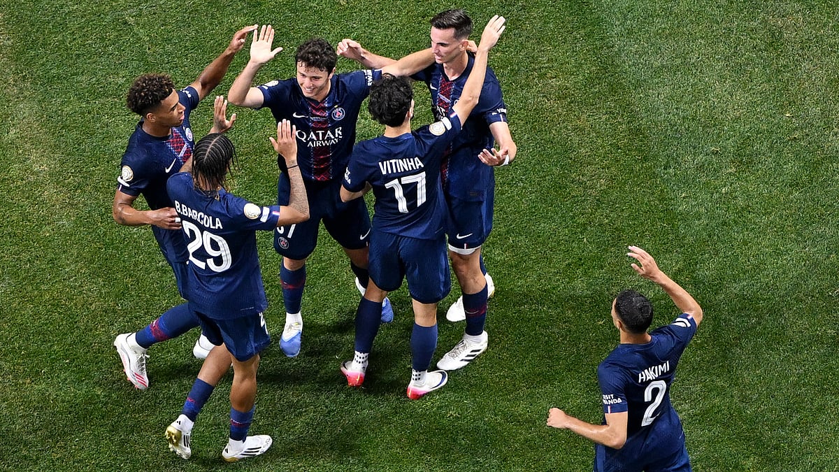 Paris Saint-Germain's players celebrate Joao Neves' first goal