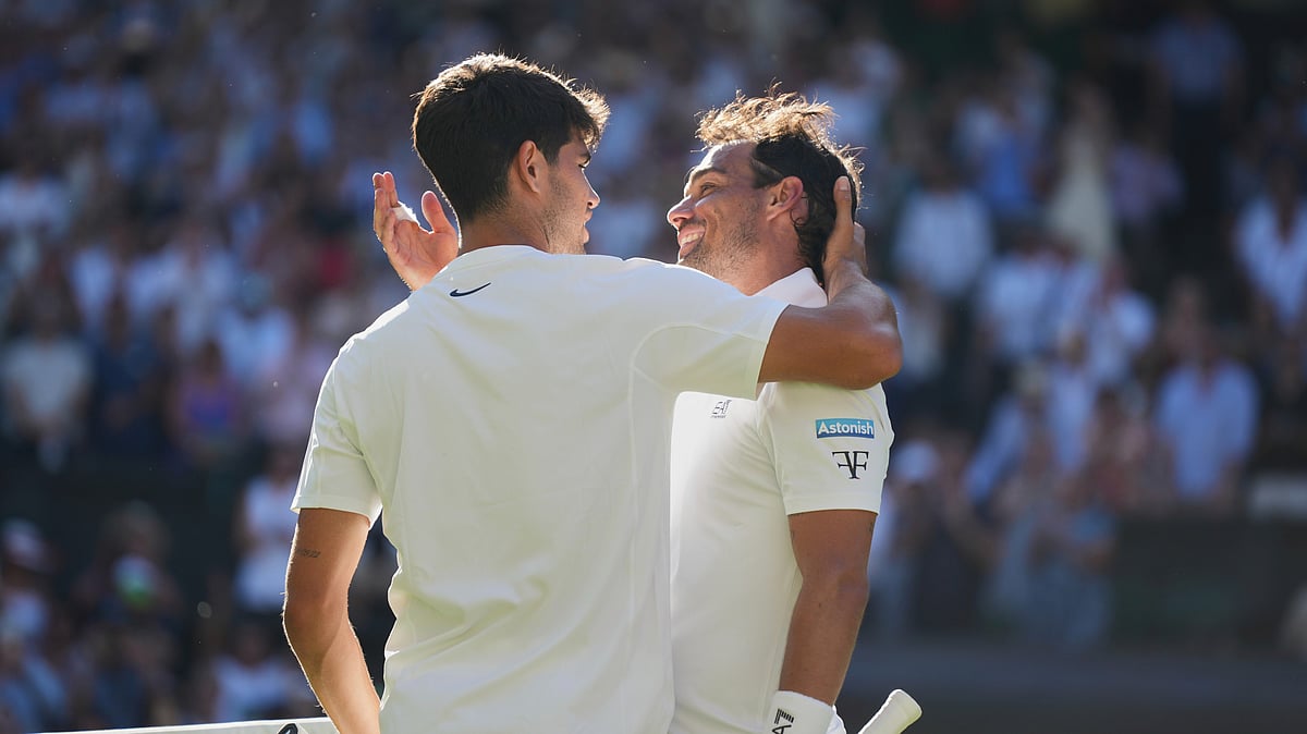 (AP Photo/Alastair Grant)
 : Carlos Alcaraz of Spain, left, greets Fabio Fognini of Italy at the net after winning their first round men's singles match at the Wimbledon Tennis Championships in London, Monday, June 30, 2025. 