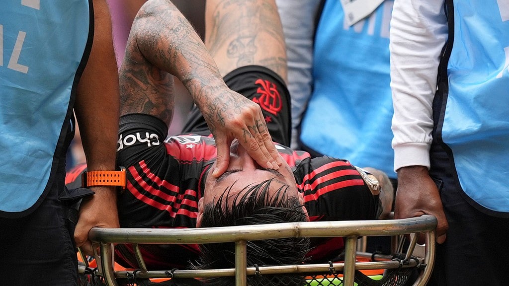 AP : Flamengo's Erick Pulgar gestures during the Club World Cup round of 16 soccer match between CR Flamengo and Bayern Munich in Miami Gardens.