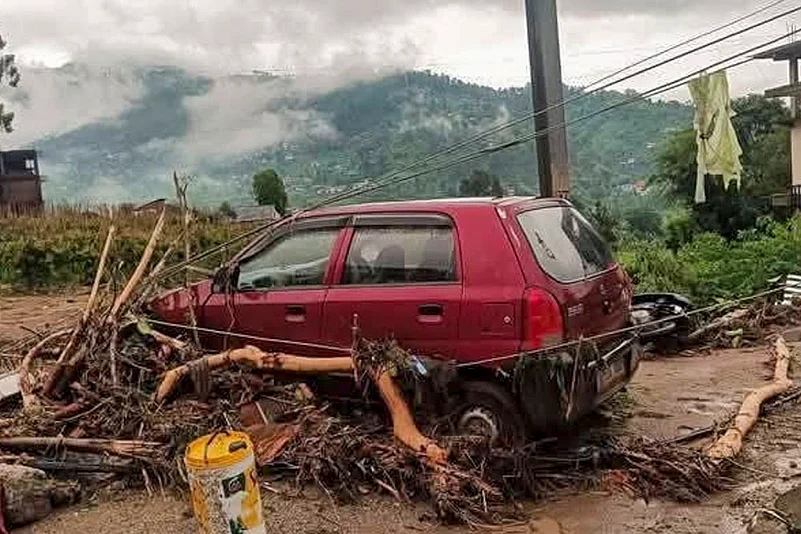 Himachal Weather Flash floods and Landslide after cloudburst in Mandi_flash floods at Karsog